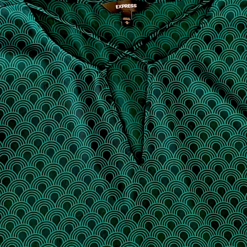 Express V-Neck Top | Medium